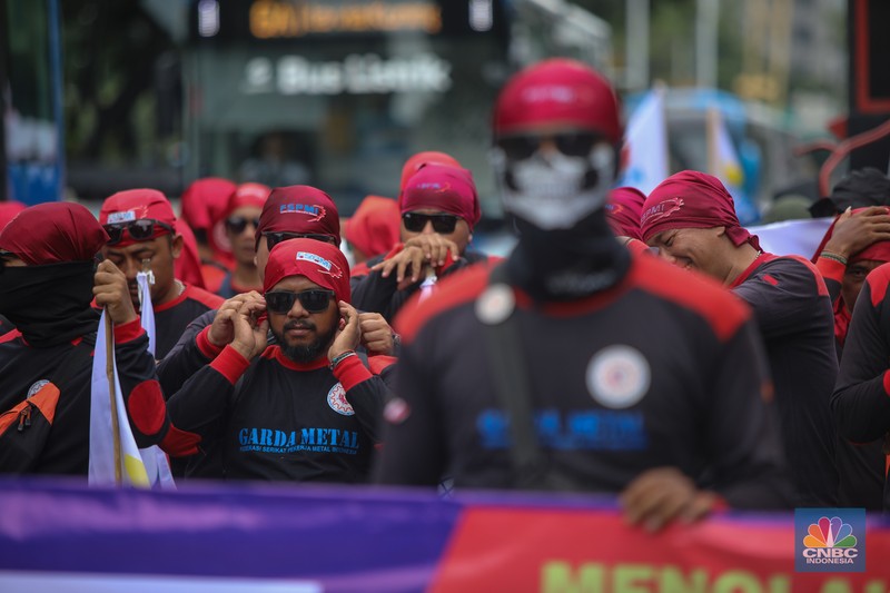 Massa buruh dari berbagai serikat pekerja yang akan melakukan unjuk rasa mulai memadata kawasan Jalan Medan Merdeka Selatan, Jakarta, Senin (29/12/2025). (CNBC Indonesia/Faisal Rahman)