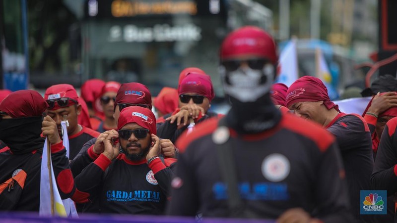 Massa buruh dari berbagai serikat pekerja yang akan melakukan unjuk rasa mulai memadata kawasan Jalan Medan Merdeka Selatan, Jakarta, Senin (29/12/2025). (CNBC Indonesia/Faisal Rahman)