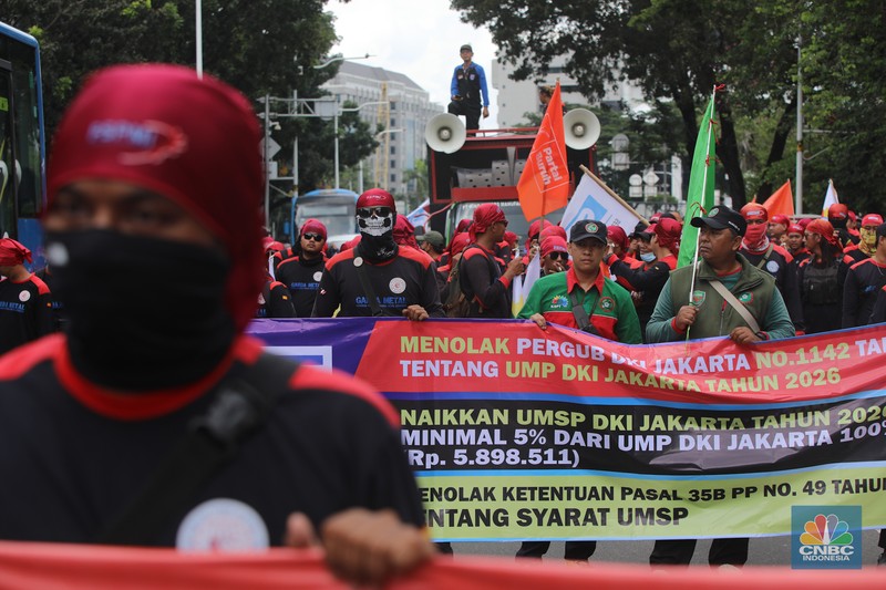 Massa buruh dari berbagai serikat pekerja yang akan melakukan unjuk rasa mulai memadata kawasan Jalan Medan Merdeka Selatan, Jakarta, Senin (29/12/2025). (CNBC Indonesia/Faisal Rahman)