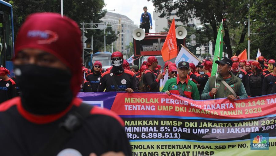 Massa buruh dari berbagai serikat pekerja yang akan melakukan unjuk rasa mulai memadata kawasan Jalan Medan Merdeka Selatan, Jakarta, Senin (29/12/2025). (CNBC Indonesia/Faisal Rahman)