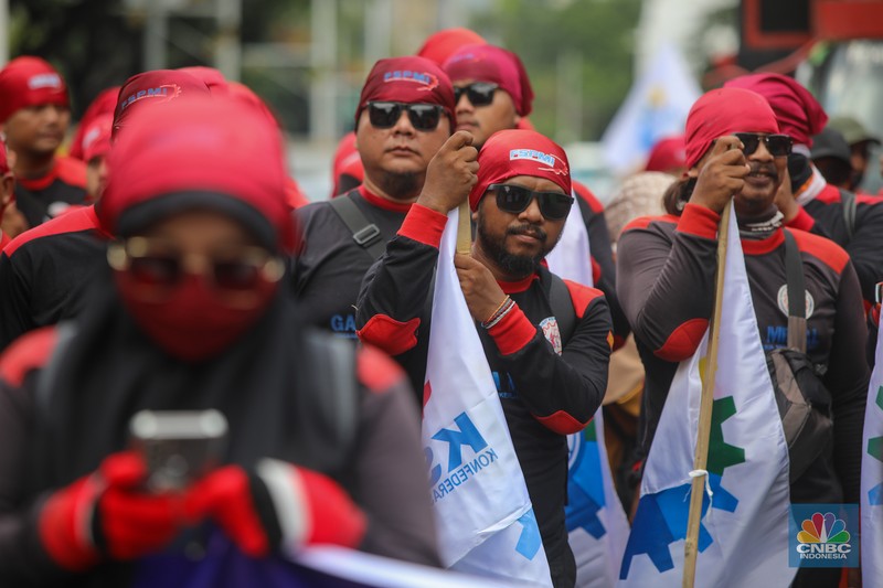 Massa buruh dari berbagai serikat pekerja yang akan melakukan unjuk rasa mulai memadata kawasan Jalan Medan Merdeka Selatan, Jakarta, Senin (29/12/2025). (CNBC Indonesia/Faisal Rahman)