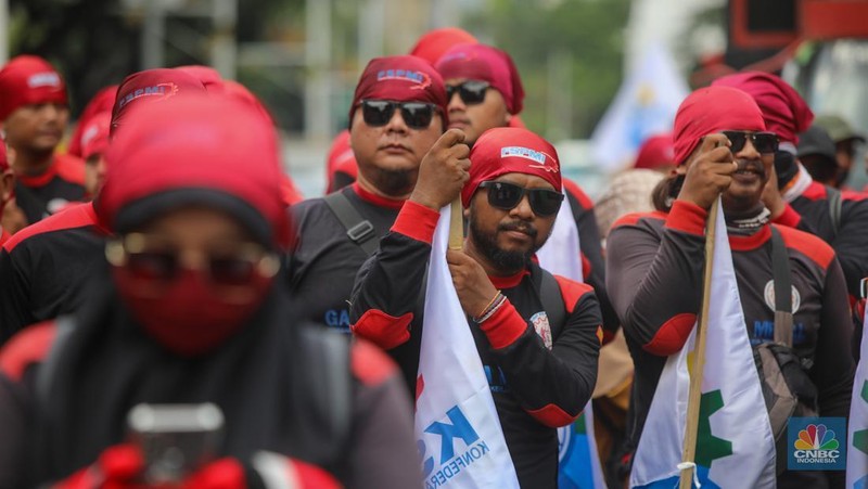 Massa buruh dari berbagai serikat pekerja yang akan melakukan unjuk rasa mulai memadata kawasan Jalan Medan Merdeka Selatan, Jakarta, Senin (29/12/2025). (CNBC Indonesia/Faisal Rahman)