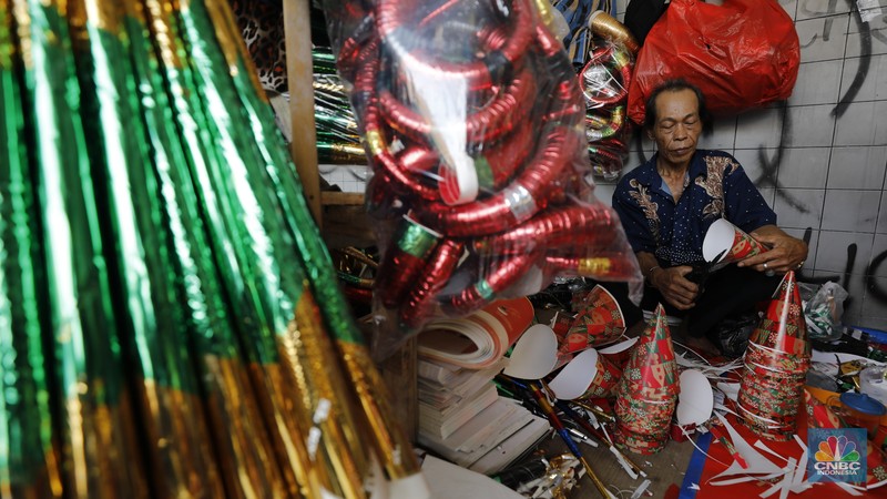 Menjelang pergantian tahun, lapak penjual terompet kembali menghiasi sejumlah sudut kota, terutama di sekitar Glodok, Jakarta, Senin (29/12/2025). (CNBC Indonesia/Tri Susilo)