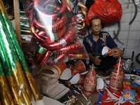 Curhat Pedagang Terompet, Belum Ada Tanda-Tanda Dagangan Laku!