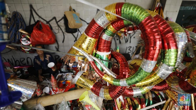 Menjelang pergantian tahun, lapak penjual terompet kembali menghiasi sejumlah sudut kota, terutama di sekitar Glodok, Jakarta, Senin (29/12/2025). (CNBC Indonesia/Tri Susilo)