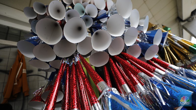 Menjelang pergantian tahun, lapak penjual terompet kembali menghiasi sejumlah sudut kota, terutama di sekitar Glodok, Jakarta, Senin (29/12/2025). (CNBC Indonesia/Tri Susilo)