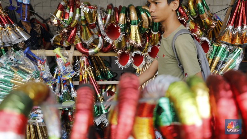 Menjelang pergantian tahun, lapak penjual terompet kembali menghiasi sejumlah sudut kota, terutama di sekitar Glodok, Jakarta, Senin (29/12/2025). (CNBC Indonesia/Tri Susilo)