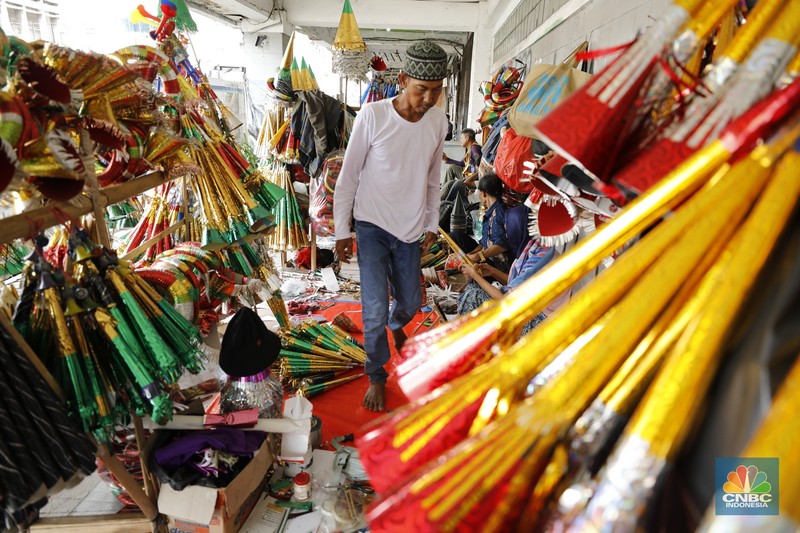 Menjelang pergantian tahun, lapak penjual terompet kembali menghiasi sejumlah sudut kota, terutama di sekitar Glodok, Jakarta, Senin (29/12/2025). (CNBC Indonesia/Tri Susilo)