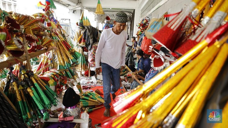 Menjelang pergantian tahun, lapak penjual terompet kembali menghiasi sejumlah sudut kota, terutama di sekitar Glodok, Jakarta, Senin (29/12/2025). (CNBC Indonesia/Tri Susilo)