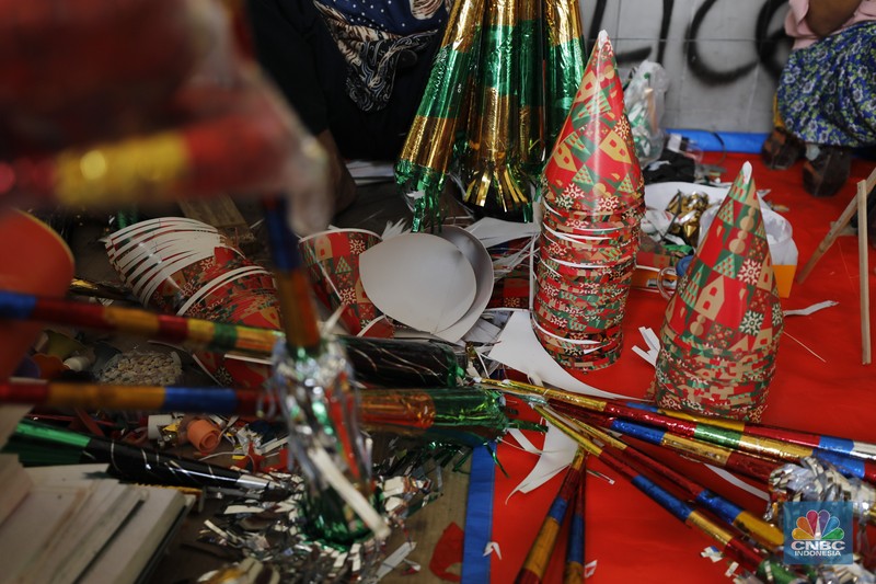 Menjelang pergantian tahun, lapak penjual terompet kembali menghiasi sejumlah sudut kota, terutama di sekitar Glodok, Jakarta, Senin (29/12/2025). (CNBC Indonesia/Tri Susilo)