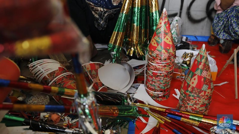 Menjelang pergantian tahun, lapak penjual terompet kembali menghiasi sejumlah sudut kota, terutama di sekitar Glodok, Jakarta, Senin (29/12/2025). (CNBC Indonesia/Tri Susilo)