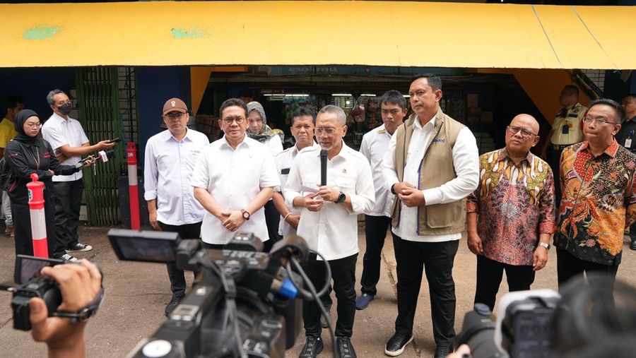 Menko Pangan Zulkifli Hasan didampingi Menteri Perdagangan Budi Santoso meninjau pasar Kramat Jati, Jakarta, Senin, 29/12. (Dok Kementerian Perdagangan)