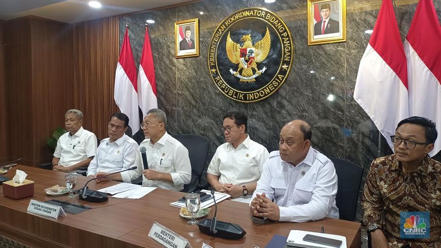 Menteri Koordinator Bidang Pangan, Zulkifli Hasan saat konferensi pers di kantornya, Jakarta, Senin (29/12/2025). (CNBC Indonesia/Martyasari Rizky)