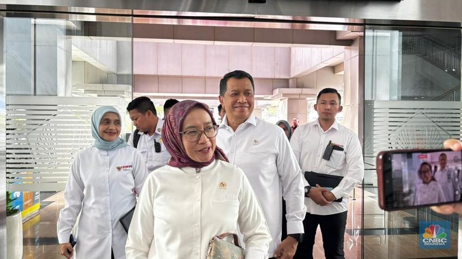 Menteri Pendayagunaan Aparatur Negara dan Reformasi Birokrasi (PANRB) Rini Widyantini menyambangi kantor Kementerian Keuangan di Jakarta Pusat pada Senin (29/12/2025). (CNBC Indonesia/Zahwa Madjid)