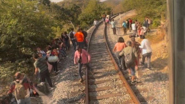 Potret Kecelakaan Maut Kereta Penumpang Anjlok, 13 Orang Tewas