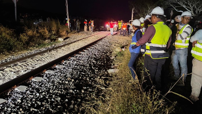 Passengers gather by the rail tracks at the site of a train derailment on the Interoceanic Corridor of the Isthmus of Tehuantepec, a railway line connecting Mexico's Pacific and Gulf coasts, where several passengers were killed and injured near Nizanda, Oaxaca state, Mexico December 28, 2025 in this screen grab obtained from social media video. Video obtained by Reuters/via REUTERS  THIS IMAGE HAS BEEN SUPPLIED BY A THIRD PARTY. NO RESALES. NO ARCHIVES.