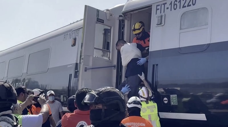 Otoritas Meksiko melaporkan sedikitnya 13 orang tewas dan 98 lainnya luka-luka setelah Kereta Antar Samudra yang membawa sekitar 250 orang tergelincir di negara bagian Oaxaca, Meksiko selatan, pada Minggu (28/12/2025). (Tangkapan Layar Video Reuters/)