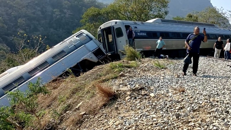 Otoritas Meksiko melaporkan sedikitnya 13 orang tewas dan 98 lainnya luka-luka setelah Kereta Antar Samudra yang membawa sekitar 250 orang tergelincir di negara bagian Oaxaca, Meksiko selatan, pada Minggu (28/12/2025). (Tangkapan Layar Video Reuters/)