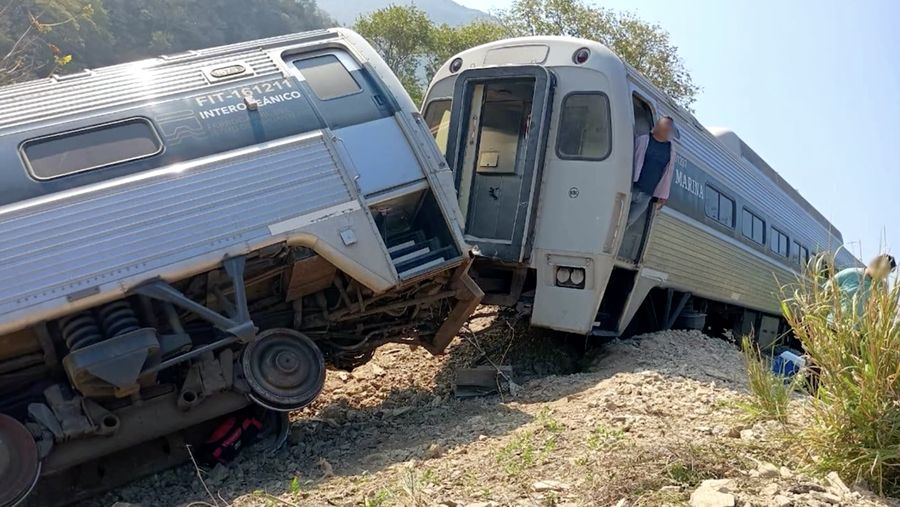 Otoritas Meksiko melaporkan sedikitnya 13 orang tewas dan 98 lainnya luka-luka setelah Kereta Antar Samudra yang membawa sekitar 250 orang tergelincir di negara bagian Oaxaca, Meksiko selatan, pada Minggu (28/12/2025). (Tangkapan Layar Video Reuters/)
