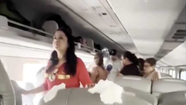 Detik-Detik Penumpang Panik Selamatkan Diri saat Kereta Masuk Jurang