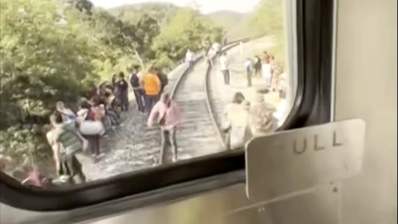 Otoritas Meksiko melaporkan sedikitnya 13 orang tewas dan 98 lainnya luka-luka setelah Kereta Antar Samudra yang membawa sekitar 250 orang tergelincir di negara bagian Oaxaca, Meksiko selatan, pada Minggu (28/12/2025). (Tangkapan Layar Video Reuters/)