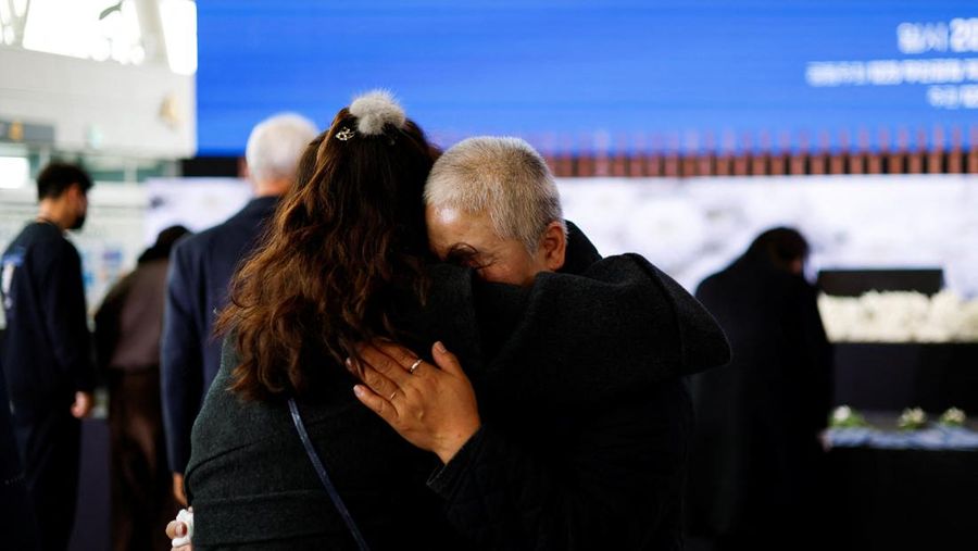 Para anggota keluarga yang berduka bereaksi selama upacara peringatan satu tahun kecelakaan pesawat Jeju Air yang menewaskan 179 orang, di Bandara Internasional Muan di Muan, Korea Selatan, 29 Desember 2025. (REUTERS/Kim Soo-hyeon)