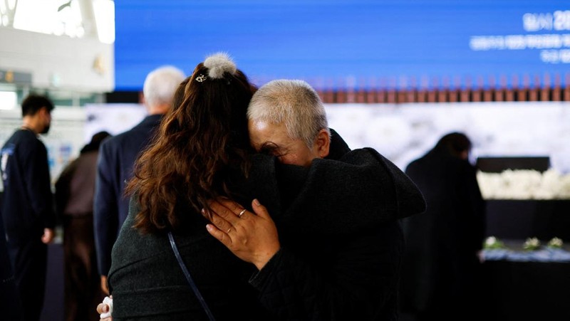 Para anggota keluarga yang berduka bereaksi selama upacara peringatan satu tahun kecelakaan pesawat Jeju Air yang menewaskan 179 orang, di Bandara Internasional Muan di Muan, Korea Selatan, 29 Desember 2025. (REUTERS/Kim Soo-hyeon)