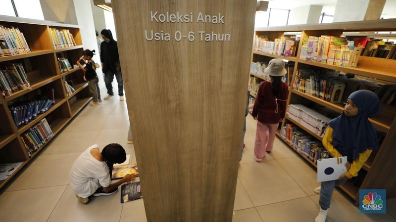 Perpustakaan Jakarta Cikini semakin ramai pengunjung di musim liburan sekolah. (CNBC Indonesia/Tri Susilo)