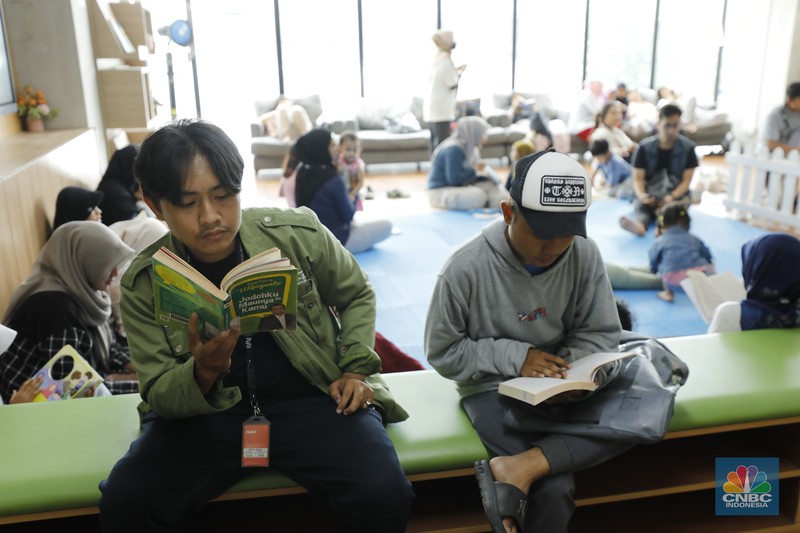 Perpustakaan Jakarta Cikini semakin ramai pengunjung di musim liburan sekolah. (CNBC Indonesia/Tri Susilo)