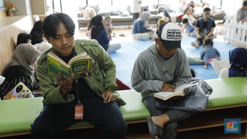 Perpustakaan Jakarta Cikini semakin ramai pengunjung di musim liburan sekolah. (CNBC Indonesia/Tri Susilo)