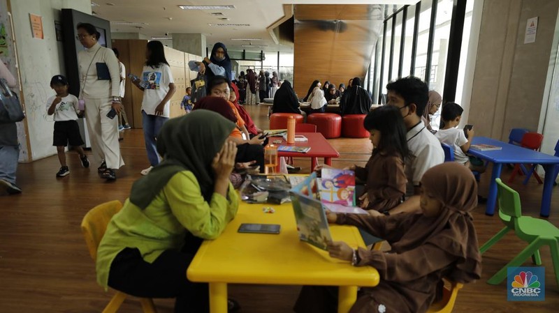 Perpustakaan Jakarta Cikini semakin ramai pengunjung di musim liburan sekolah. (CNBC Indonesia/Tri Susilo)