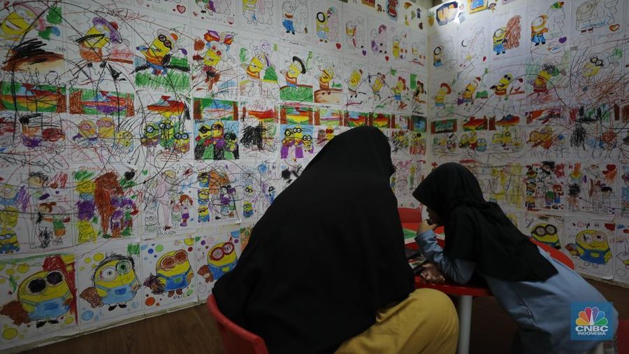 Perpustakaan Jakarta Cikini semakin ramai pengunjung di musim liburan sekolah. (CNBC Indonesia/Tri Susilo)