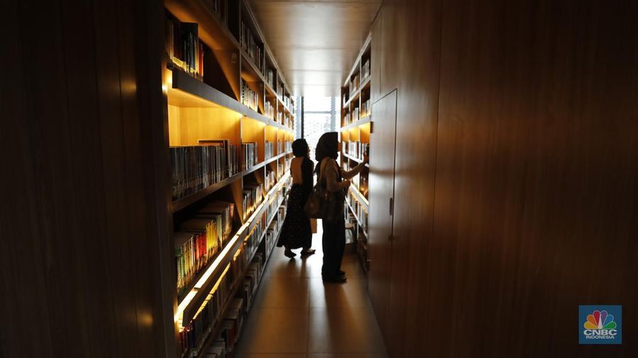 Perpustakaan Jakarta Cikini semakin ramai pengunjung di musim liburan sekolah. (CNBC Indonesia/Tri Susilo)