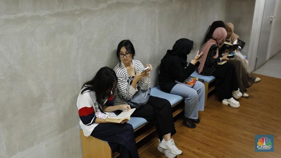 Perpustakaan Jakarta Cikini semakin ramai pengunjung di musim liburan sekolah. (CNBC Indonesia/Tri Susilo)