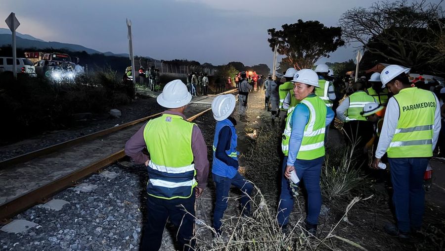 Otoritas Meksiko melaporkan sedikitnya 13 orang tewas dan 98 lainnya luka-luka setelah Kereta Antar Samudra yang membawa sekitar 250 orang tergelincir di negara bagian Oaxaca, Meksiko selatan, pada Minggu (28/12/2025). (Tangkapan Layar Video Reuters/)