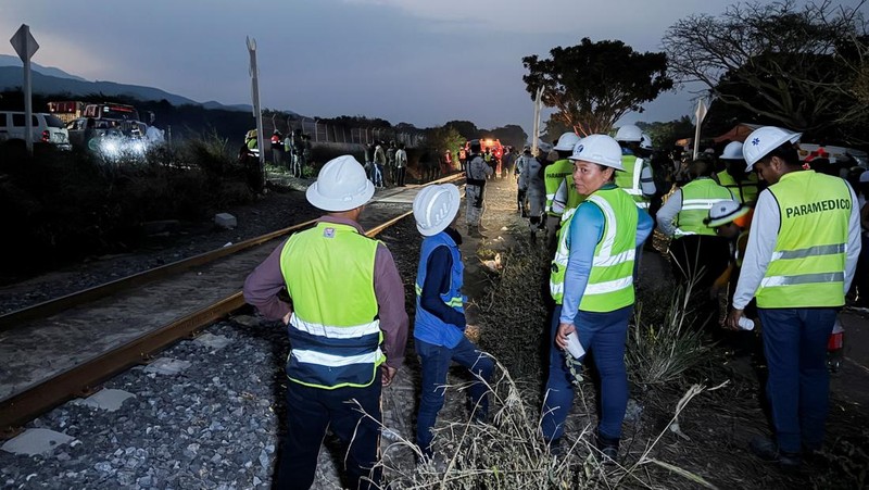 Otoritas Meksiko melaporkan sedikitnya 13 orang tewas dan 98 lainnya luka-luka setelah Kereta Antar Samudra yang membawa sekitar 250 orang tergelincir di negara bagian Oaxaca, Meksiko selatan, pada Minggu (28/12/2025). (Tangkapan Layar Video Reuters/)
