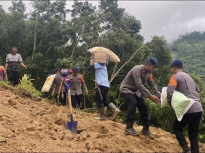 Longsor di Cibeber Lebak, Polda Banten Bantu Evakuasi Warga