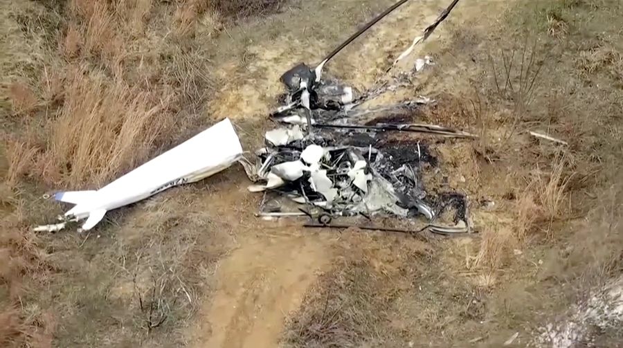 Sedikitnya satu orang tewas dan satu lainnya luka kritis setelah dua helikopter bertabrakan di udara sebelum jatuh ke darat di Hammonton, New Jersey, Amerika Serikat, pada Minggu (28/12/2025) waktu setempat. (Tangkapan Layar Video Reuters/ABC affilliate WPVI)