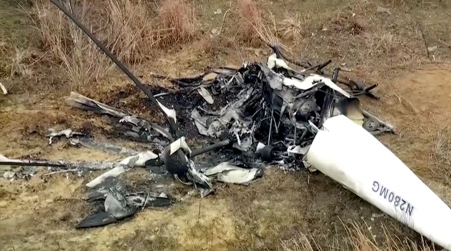 Sedikitnya satu orang tewas dan satu lainnya luka kritis setelah dua helikopter bertabrakan di udara sebelum jatuh ke darat di Hammonton, New Jersey, Amerika Serikat, pada Minggu (28/12/2025) waktu setempat. (Tangkapan Layar Video Reuters/ABC affilliate WPVI)