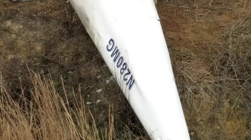 Sedikitnya satu orang tewas dan satu lainnya luka kritis setelah dua helikopter bertabrakan di udara sebelum jatuh ke darat di Hammonton, New Jersey, Amerika Serikat, pada Minggu (28/12/2025) waktu setempat. (Tangkapan Layar Video Reuters/ABC affilliate WPVI)