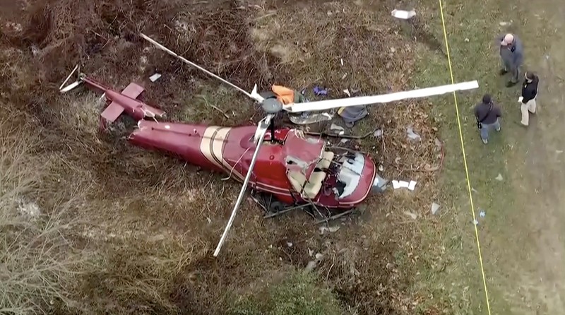 Sedikitnya satu orang tewas dan satu lainnya luka kritis setelah dua helikopter bertabrakan di udara sebelum jatuh ke darat di Hammonton, New Jersey, Amerika Serikat, pada Minggu (28/12/2025) waktu setempat. (Tangkapan Layar Video Reuters/ABC affilliate WPVI)