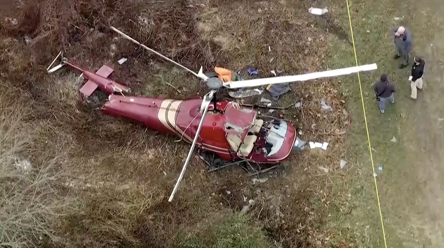 Sedikitnya satu orang tewas dan satu lainnya luka kritis setelah dua helikopter bertabrakan di udara sebelum jatuh ke darat di Hammonton, New Jersey, Amerika Serikat, pada Minggu (28/12/2025) waktu setempat. (Tangkapan Layar Video Reuters/ABC affilliate WPVI)