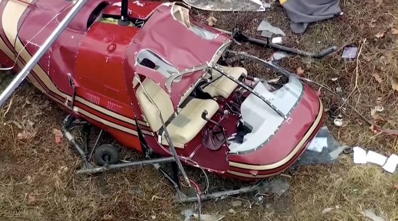Sedikitnya satu orang tewas dan satu lainnya luka kritis setelah dua helikopter bertabrakan di udara sebelum jatuh ke darat di Hammonton, New Jersey, Amerika Serikat, pada Minggu (28/12/2025) waktu setempat. (Tangkapan Layar Video Reuters/ABC affilliate WPVI)