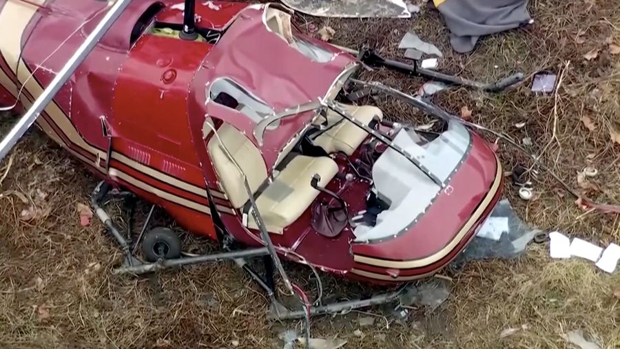 Sedikitnya satu orang tewas dan satu lainnya luka kritis setelah dua helikopter bertabrakan di udara sebelum jatuh ke darat di Hammonton, New Jersey, Amerika Serikat, pada Minggu (28/12/2025) waktu setempat. (Tangkapan Layar Video Reuters/ABC affilliate WPVI)