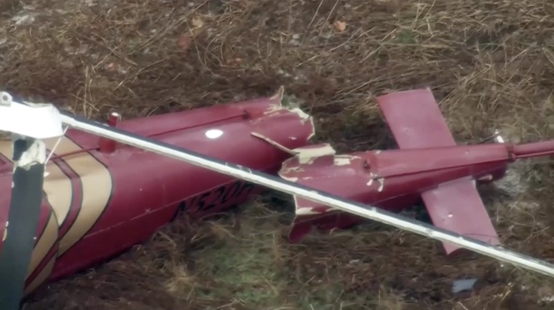 Sedikitnya satu orang tewas dan satu lainnya luka kritis setelah dua helikopter bertabrakan di udara sebelum jatuh ke darat di Hammonton, New Jersey, Amerika Serikat, pada Minggu (28/12/2025) waktu setempat. (Tangkapan Layar Video Reuters/ABC affilliate WPVI)