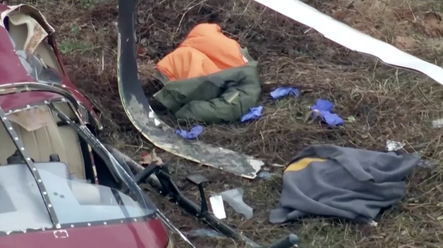 Sedikitnya satu orang tewas dan satu lainnya luka kritis setelah dua helikopter bertabrakan di udara sebelum jatuh ke darat di Hammonton, New Jersey, Amerika Serikat, pada Minggu (28/12/2025) waktu setempat. (Tangkapan Layar Video Reuters/ABC affilliate WPVI)