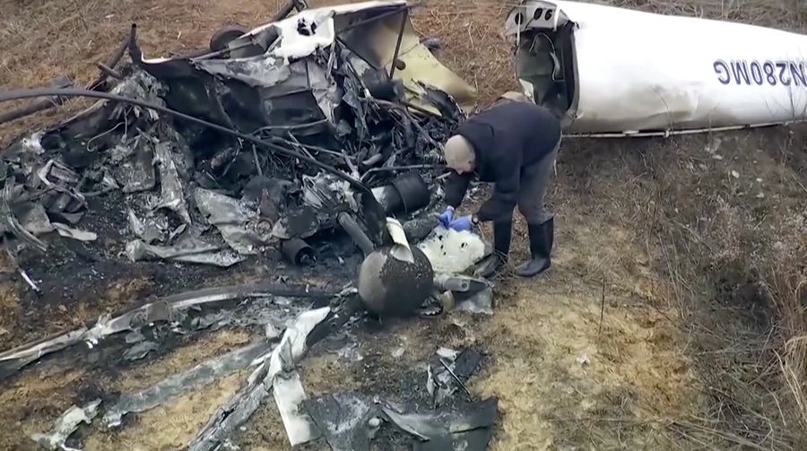 Sedikitnya satu orang tewas dan satu lainnya luka kritis setelah dua helikopter bertabrakan di udara sebelum jatuh ke darat di Hammonton, New Jersey, Amerika Serikat, pada Minggu (28/12/2025) waktu setempat. (Tangkapan Layar Video Reuters/ABC affilliate WPVI)