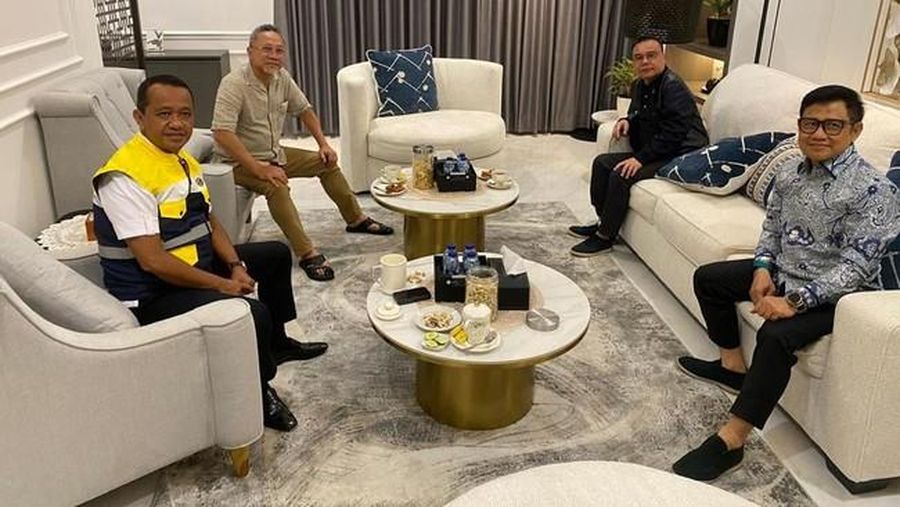 Sejumlah elite partai politik (parpol) koalisi pemerintah Prabowo Subianto melakukan pertemuan pada Minggu (28/12) kemarin. Pertemuan itu dihadiri Ketum Partai Golkar Bahlil Lahadalia, Ketua Harian Gerindra Sufmi Dasco Ahmad, Ketum PKB Muhaimin Iskandar, hingga Ketum PAN Zulkifli Hasan. (Dok. Istimewa via CNN Indonesia)