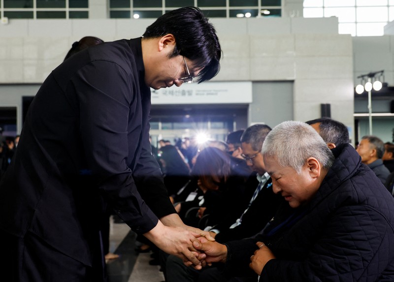 Para anggota keluarga yang berduka bereaksi selama upacara peringatan satu tahun kecelakaan pesawat Jeju Air yang menewaskan 179 orang, di Bandara Internasional Muan di Muan, Korea Selatan, 29 Desember 2025. (REUTERS/Kim Soo-hyeon)