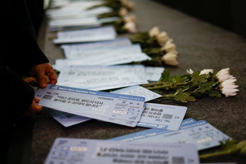 Para anggota keluarga yang berduka bereaksi selama upacara peringatan satu tahun kecelakaan pesawat Jeju Air yang menewaskan 179 orang, di Bandara Internasional Muan di Muan, Korea Selatan, 29 Desember 2025. (REUTERS/Kim Soo-hyeon)